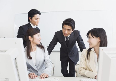 自建团队 vs 外包公司：网站建设哪种模式更适合你的企业？