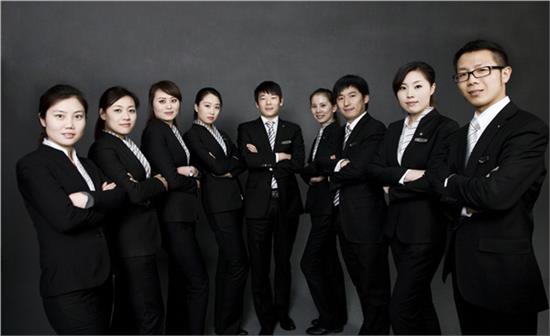 自建团队 vs 外包公司：网站建设哪种模式更适合你的企业？