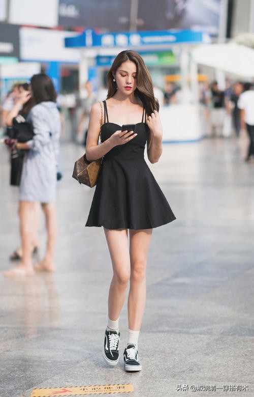 这个小众品牌网站靠暗黑模式设计，转化率提升 200%