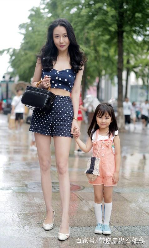 这个小众品牌网站靠暗黑模式设计，转化率提升 200%