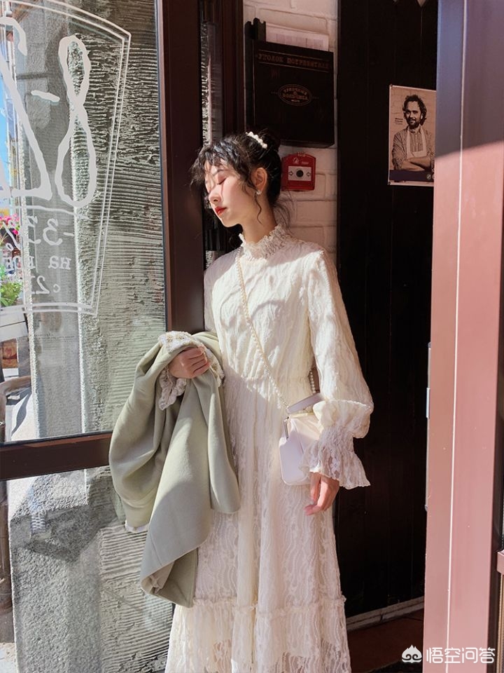 这个小众品牌网站靠暗黑模式设计，转化率提升 200%