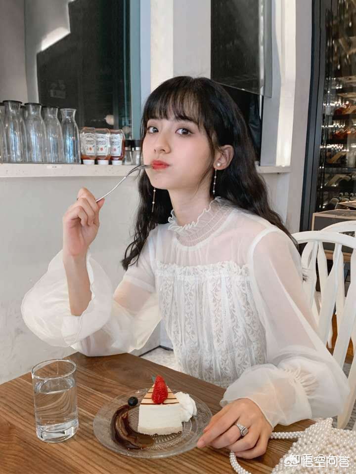 这个小众品牌网站靠暗黑模式设计，转化率提升 200%