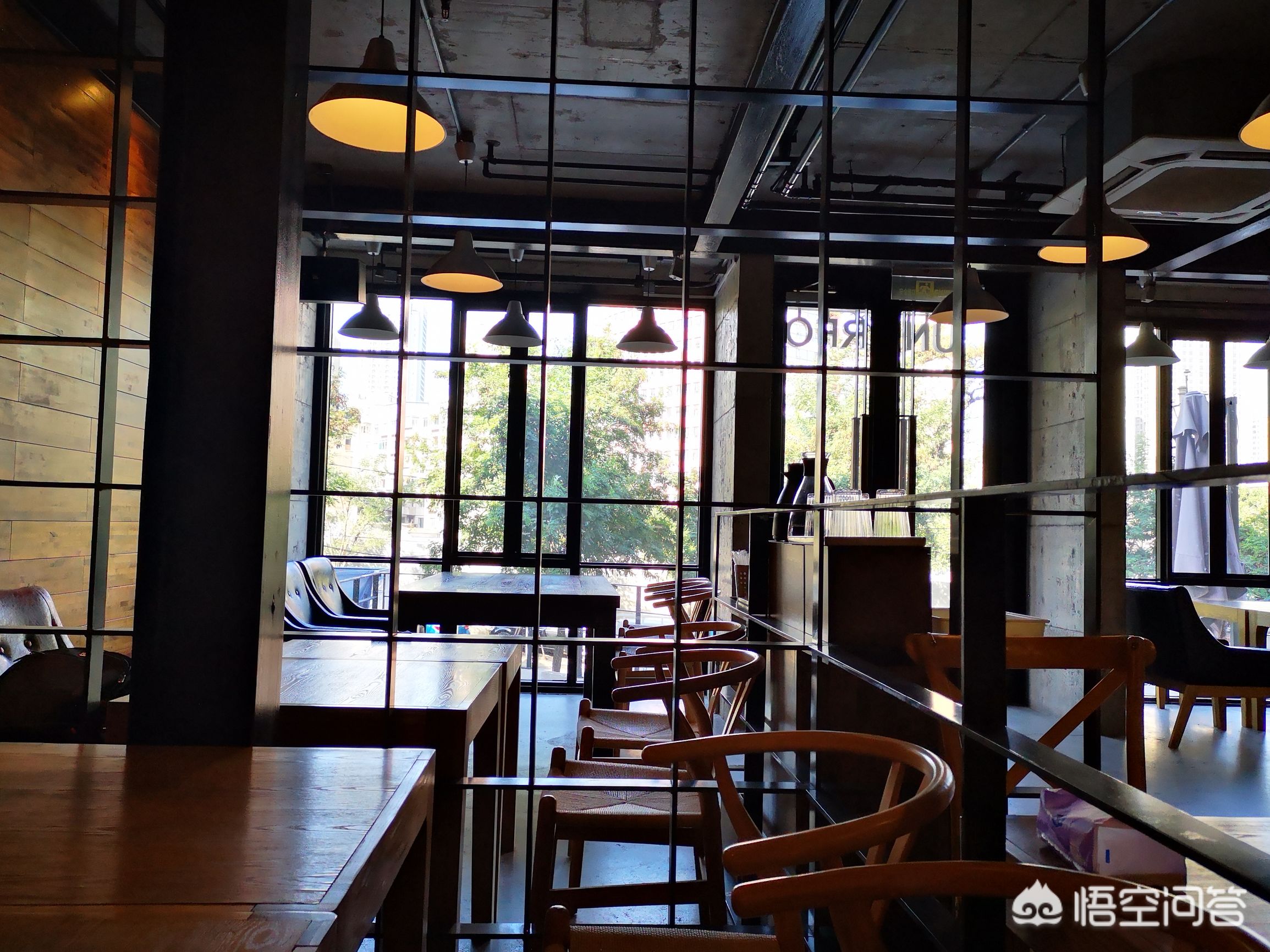 极简主义 vs 极繁主义:两种设计风格如何匹配品牌调性? 极简主义 vs 极繁主义:两种设计风格如何匹配品牌调性?